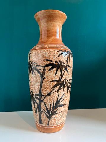 Grote oosterse vaas met bamboe decor beschikbaar voor biedingen