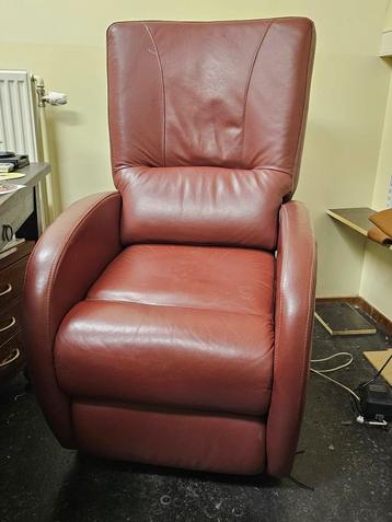 goed werkende STA-OP FAUTEUIL bordeaux-rood ook ligstand beschikbaar voor biedingen