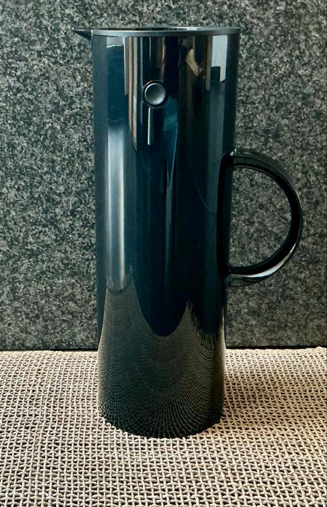 STELTON Zwarte Thermoskan - Stijlvol en Praktisch, Huis en Inrichting, Keuken | Keukenbenodigdheden, Zo goed als nieuw, Ophalen of Verzenden