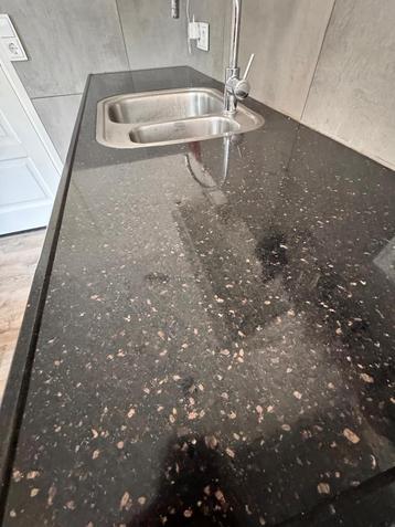 Natuurstenen aanrechtblad met dubbele wasbak en kraan. beschikbaar voor biedingen