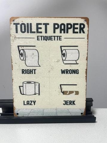 Toilet paper houten wandbord beschikbaar voor biedingen