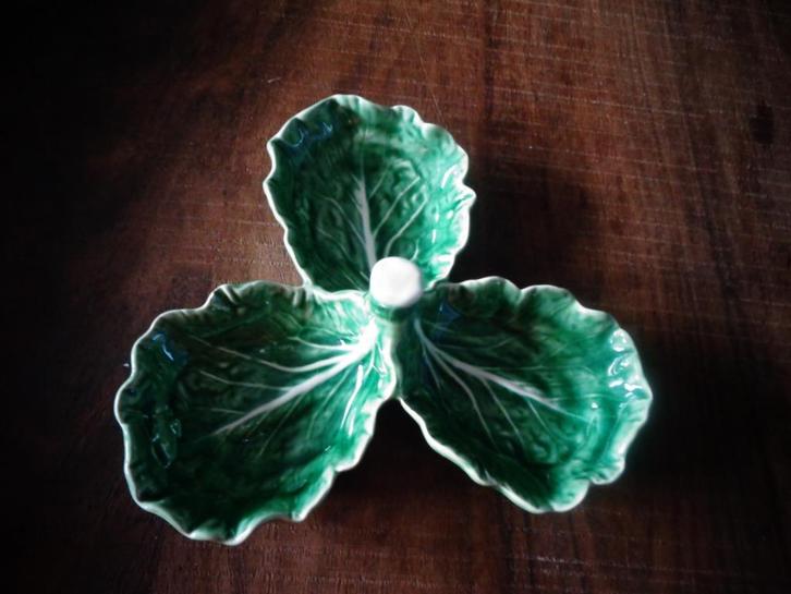 Bordallo Pinheiro groene dipschaal met 3 blaadjes, 20 cm, Huis en Inrichting, Keuken | Servies, Gebruikt, Bord(en), Overige stijlen