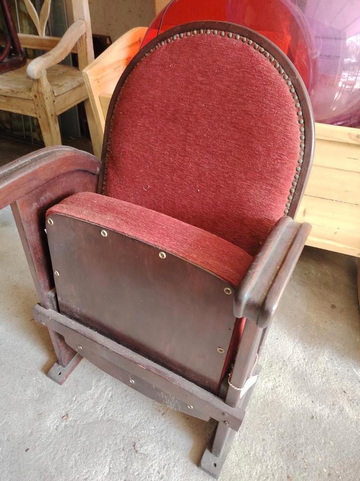 Art Deco Theaterstoel Haarlem - Inklapbaar, Huis en Inrichting, Stoelen, Gebruikt, Eén, Hout, Stof, Rood, Ophalen