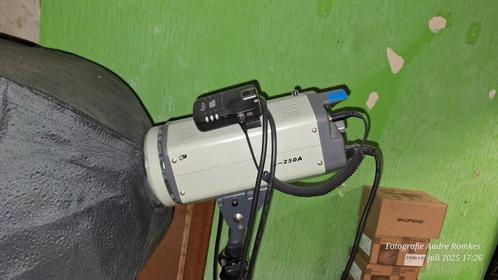 L 250 A studio flitsset, Audio, Tv en Foto, Fotografie | Fotostudio en Toebehoren, Zo goed als nieuw, Complete fotostudio, Ophalen of Verzenden