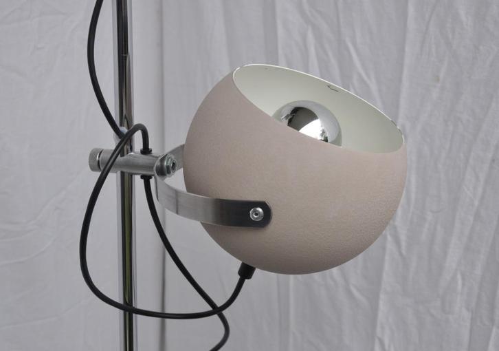 Herda | Vintage | Staande lamp | Bollamp | Beige zand | BLF, Huis en Inrichting, Lampen | Vloerlampen, 150 tot 200 cm, Kunststof