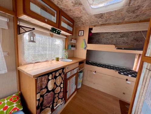 Te huur: gepimpte oldscool Adria caravan stapelbed luifel, Caravans en Kamperen, Verhuur