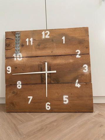 Stijger houten klokken beschikbaar voor biedingen