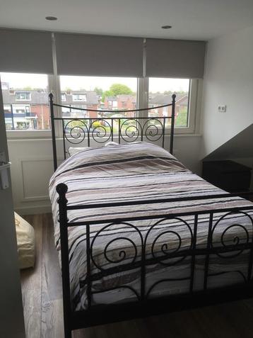 Twijfelaar (bedframe, eventueel matras en beddengoed)