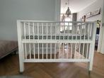 Tweelingbox (wit) met matras en kleed op wielen, Ophalen, Gebruikt