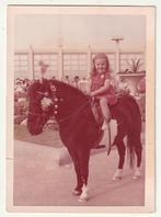 Foto meisje zit op een pony (paard), 1960 tot 1980, Gebruikt, Verzenden, Foto
