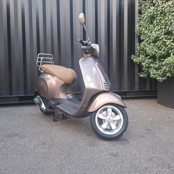 In nieuwstaat verkerende vespa primavera! 1e eigenaar!  beschikbaar voor biedingen