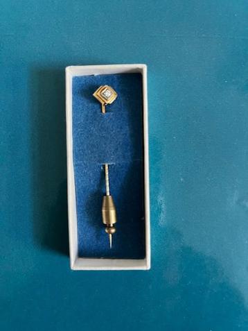 Gouden dasspeld beschikbaar voor biedingen