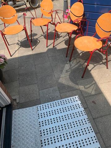 vier stapelstoelen beschikbaar voor biedingen