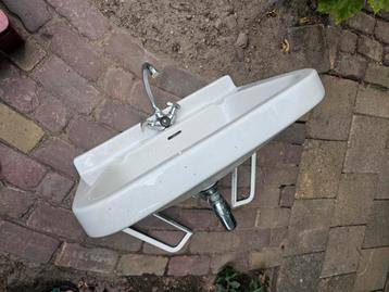 Vintage wastafel beschikbaar voor biedingen