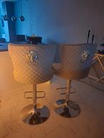 Mooie barkrukken  lich grijs   met achter leeuwe kop    vel, Huis en Inrichting, Barkrukken, Ophalen of Verzenden, Zo goed als nieuw