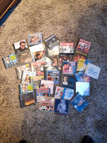 Cd's met opberg eikenmeubel beschikbaar voor biedingen