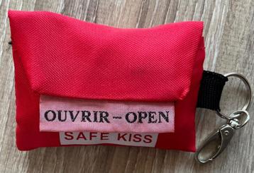 Pakketje “Safe Kiss” als sleutelhanger beschikbaar voor biedingen