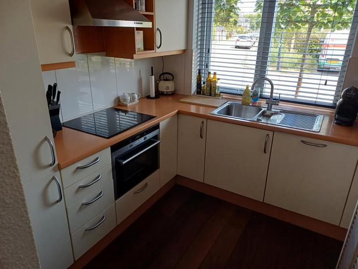Te koop deugelijke hoek keuken 250x240cm, Huis en Inrichting, Keuken | Complete keukens, Gebruikt, Hoekkeuken, Crème, Hout, Ophalen