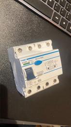 HAGER CD440A aardlekschakelaar 40A 30mA, Doe-het-zelf en Verbouw, Elektra en Kabels, Ophalen of Verzenden, Zo goed als nieuw, Schakelaar