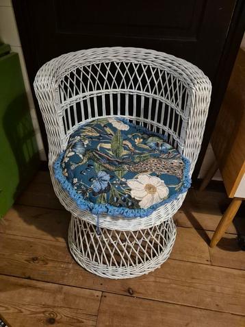 Vintage rieten, rotan stoel wit met kussen  beschikbaar voor biedingen