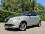 Lancia Ypsilon 0.9 TwinAir Platinum Automaat | 1e Eigenaar |, Auto's, Lancia, 86 pk, Gebruikt, 750 kg, Beige