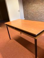 Teakhouten tafel met stalen onderstel en open vak, Ophalen, Gebruikt
