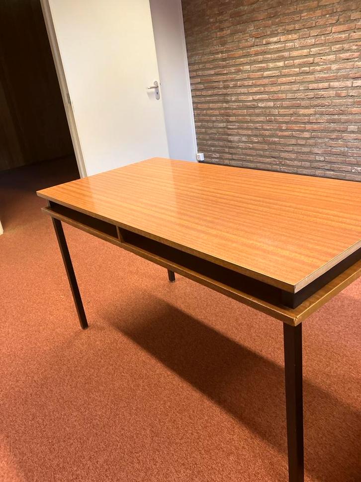 Teakhouten tafel met stalen onderstel en open vak, Huis en Inrichting, Bureaus, Gebruikt, Ophalen