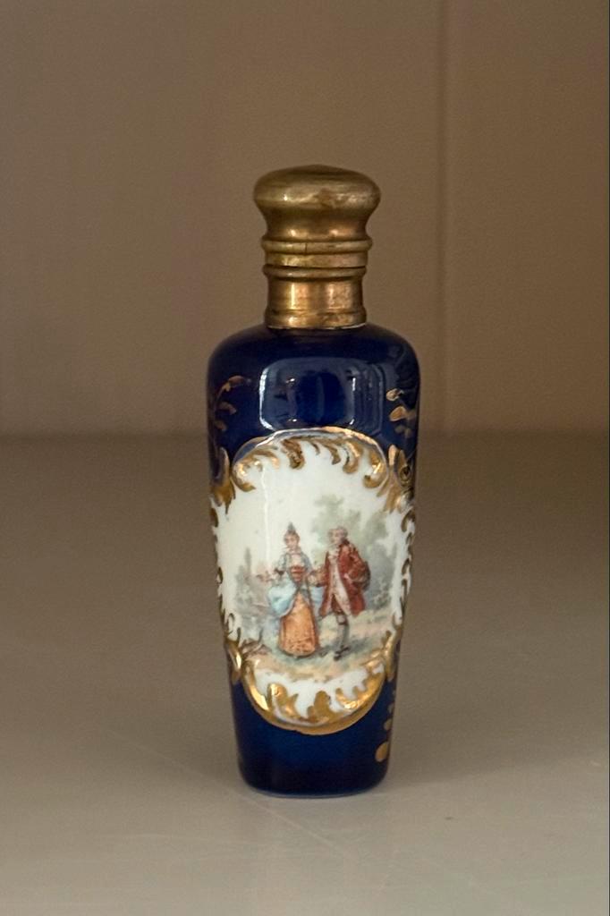 Antiek  porseleine parfumflesje uit de 18de Eeuw, Antiek en Kunst, Antiek | Keramiek en Aardewerk, Ophalen of Verzenden