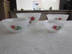 Vintage melkglas met rode roosjes uit de jaren zeventig., Huis en Inrichting, Keuken | Servies, Ophalen of Verzenden, Overige stijlen