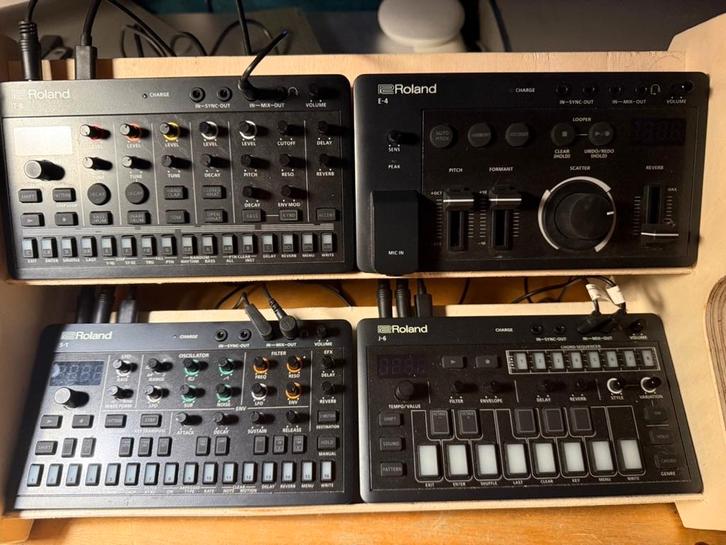 Roland Aira T-8 / S-1 / J-6 / E-4 incl speakers en microfoon, Muziek en Instrumenten, Synthesizers, Zo goed als nieuw, Overige aantallen