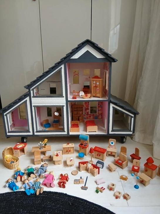 Superleuk groot poppenhuis met veel meubeltjes en poppetjes, Verzamelen, Poppenhuizen en Toebehoren, Gebruikt, Poppenhuis, Ophalen
