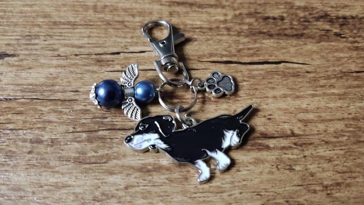 Sleutelhanger groot Teckel zwart emaille beschermengeltje, Dieren en Toebehoren, Honden-accessoires, Nieuw, Verzenden