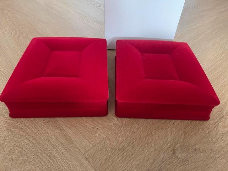 Twee Rode Fluwelen Sieradendozen - Nieuw, Huis en Inrichting, Banken | Voetenbanken en Poefen, Nieuw, Minder dan 50 cm, Vierkant