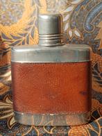Mooie complete oude zakfles uit Engeland glas en leder 12 cm