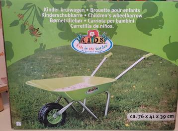 Groene kinderkruiwagen beschikbaar voor biedingen