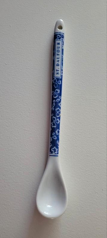 Vintage Franse St Dalfour porseleinen lepel.
Lengte 18 cm beschikbaar voor biedingen