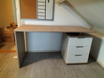 Houten blad en kastje met witte laden. 