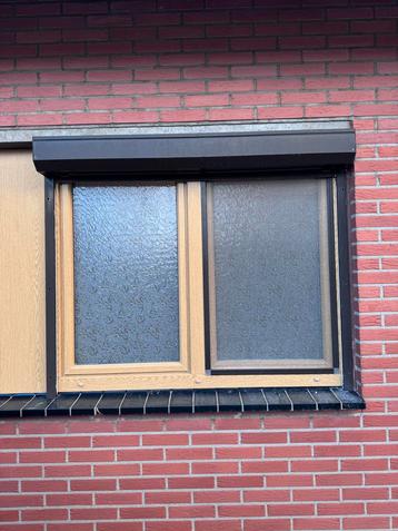 Dubbelglas raam met hor en rolluik beschikbaar voor biedingen
