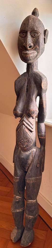 Houten beeld uit New Guinea beschikbaar voor biedingen