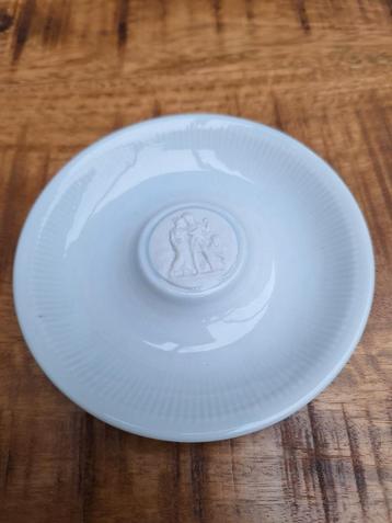 Bing & Grondahl schaaltje met biscuit reliëf beschikbaar voor biedingen