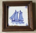 Antieke blauw/witte wandtegel zeilboot ingelijst goede staat, Antiek en Kunst, Verzenden