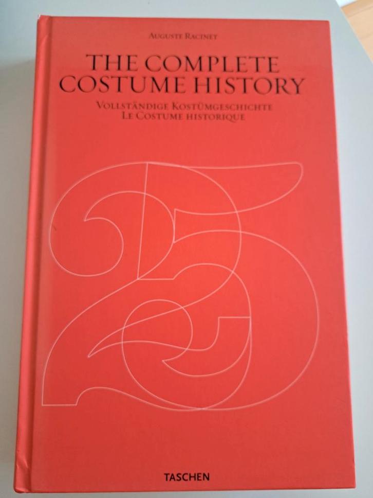 Racinet - Complete Costume History - Taschen, Boeken, Kunst en Cultuur | Fotografie en Design, Gelezen, Overige onderwerpen, Ophalen of Verzenden