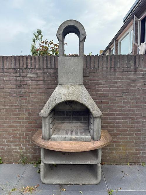 Betonnen bbq, Tuin en Terras, Houtskoolbarbecues, Zo goed als nieuw, Ophalen