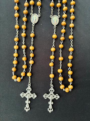 Houten rozenkransen beschikbaar voor biedingen