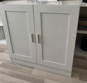 Wit kastje beschikbaar voor biedingen