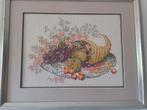 Borduurwerk ,,mand, bloemen, fruit,,ingelijst met glas/passe, Gebruikt, Overige typen, Ophalen of Verzenden, Minder dan 50 cm