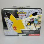 Pokemon celebrations treasure chest tin gesealed. ongeopend, Hobby en Vrije tijd, Verzamelkaartspellen | Pokémon, Verzenden, Nieuw