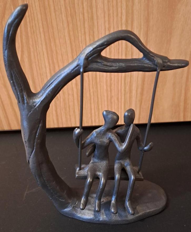 Metalen sculptuur paar op schommel, Antiek en Kunst, Kunst | Designobjecten, Ophalen of Verzenden