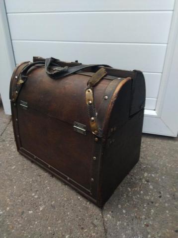 vintage/ oude  houten koffer beschikbaar voor biedingen
