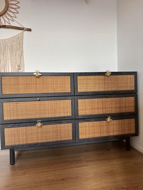 Rotan brede ladekast zwart hout effect., Huis en Inrichting, Kasten | Ladekasten, Zo goed als nieuw, Minder dan 100 cm, 25 tot 50 cm